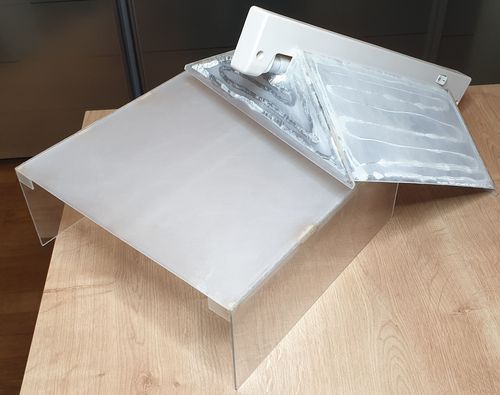 Abgenommenes Dach mit Blick auf die Diffusor-Platte Abgenommenes Dach mit Blick auf die Diffusor-Platte